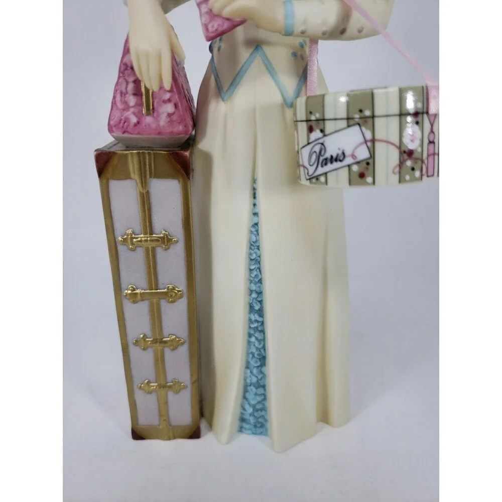 Avon Mrs Albee Award Figurine Statue 2002 in Box Representative President's Club